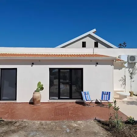Petite Maison Pres De La *